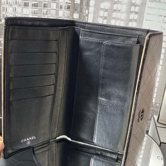 Sold Authentic CHANEL Bicolore Quilted CC Logo Leather Trifold Wallet - Picture 14 of 17